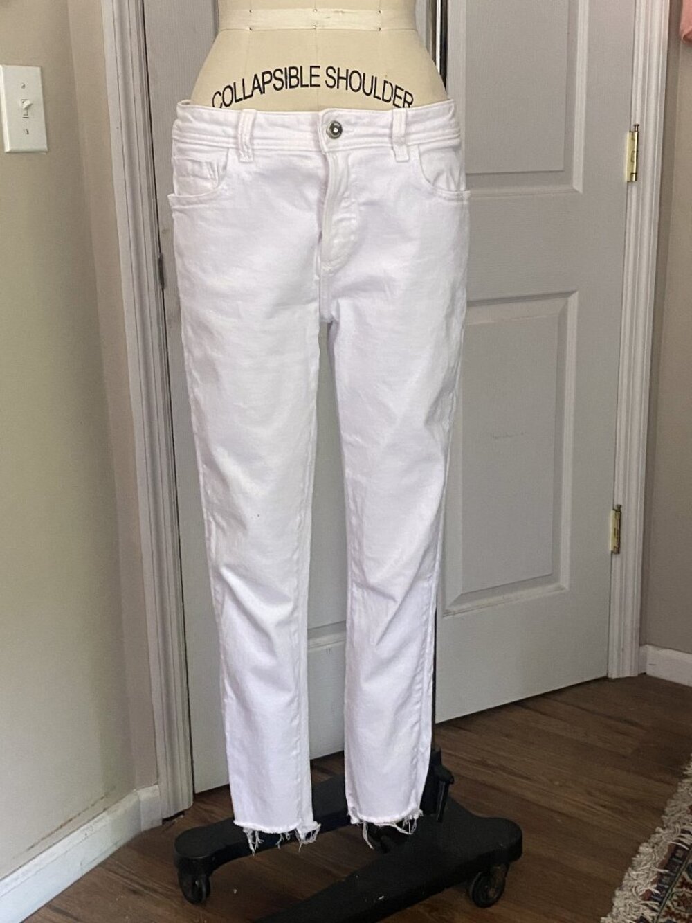 ZARA White Mid-Rise STRETCH raw hem Classic Slim Jeans *42 EU/10 US*